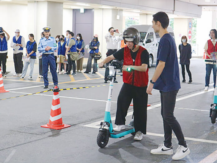 電動キックボードの正しい乗り方を学ぶ交通安全教室＝昨年９月