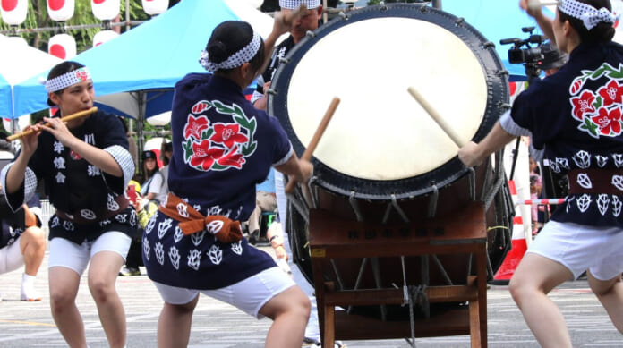 笛一人、太鼓二人のバチさばきの威勢の良さとリズムが祭りを盛り上げる