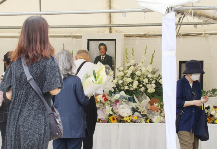 増上寺で行われた安倍晋三元首相の一周忌法要で、一般献花に訪れた人々（東京都港区、加藤玲和撮影）