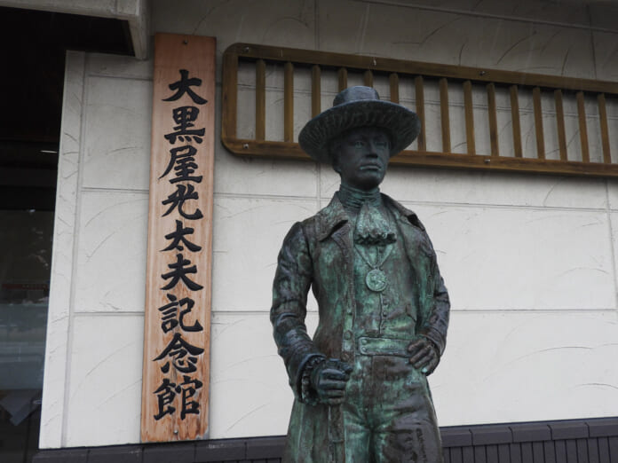 記念館の入り口に立つ大黒屋光太夫の像