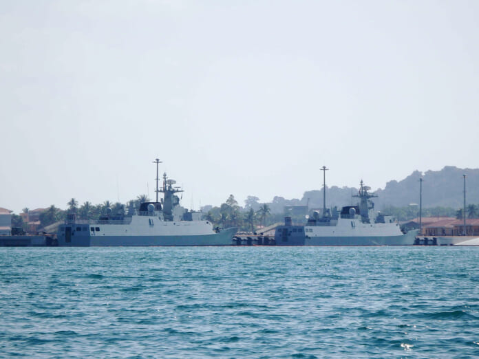 カンボジア南西部のリアム海軍基地に寄港中の中国海軍フリゲート艦２隻。船首の艦番号から中国海軍の文山号と巴中号とみられる＝2023年12月11日（池永達夫撮影）