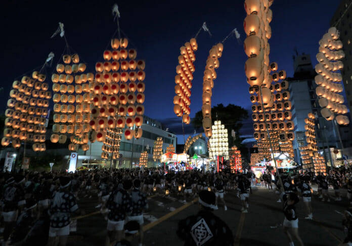幅約20メートル、長さ約800メートルの秋田市竿燈大通りの会場に約１万個の提灯が光り輝く