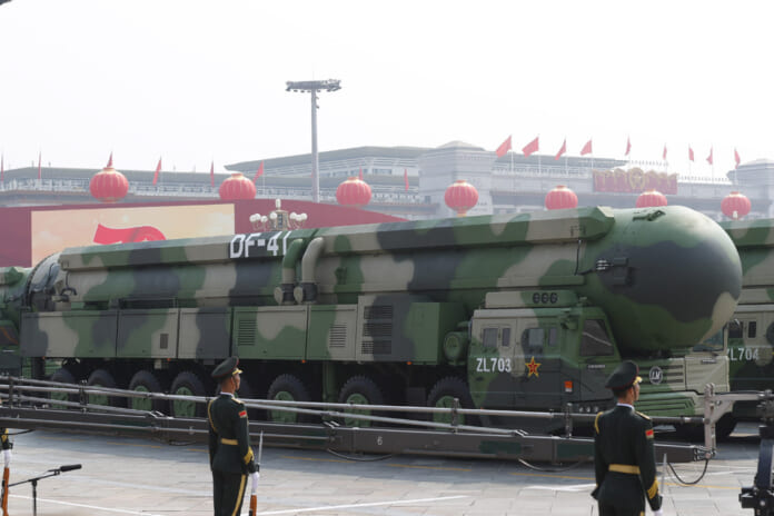 中国の大陸間弾道ミサイル（ＩＣＢＭ）「東風41」＝2019年10月、北京（ＥＰＡ時事）