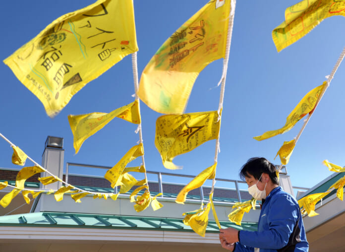 東日本大震災の記憶や教訓を伝える「いわき震災伝承みらい館」（福島県いわき市）で復興を願う黄色いハンカチがはためいている。展示は３月31日まで