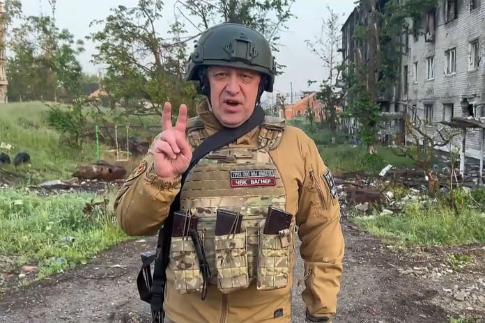 ５月25日、ウクライナ東部バフムトでワグネルの部隊を前に演説するプリゴジン氏（ＵＰＩ）