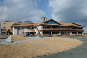 周辺は整備されているが震災遺構として震災当時のまま残されている中浜小学校
