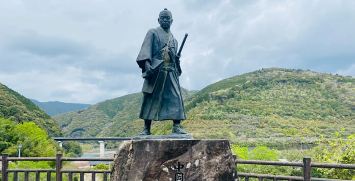 北川村に立つ中岡慎太郎の像
