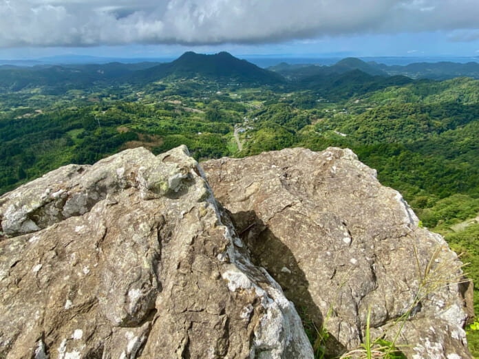 南峰から双耳峰の冨山を望む