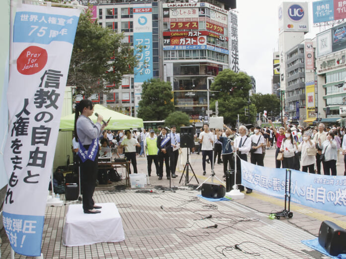 街頭演説を行う２世信者（左）＝９月16日午後、東京都渋谷区（石井孝秀撮影）