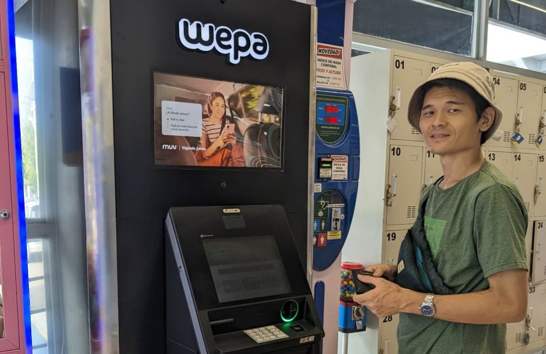 パラグアイのＡＴＭの前に立つ筆者