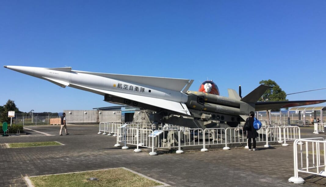 航空自衛隊浜松広報館（エアーパーク）に展示されている地対空ミサイル＝2020年10月、浜松市中央区（辻本奈緒子撮影）
