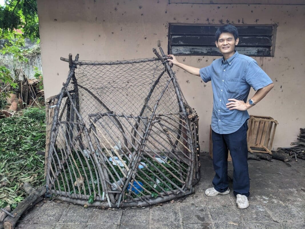 自宅の庭に作った鶏小屋と筆者