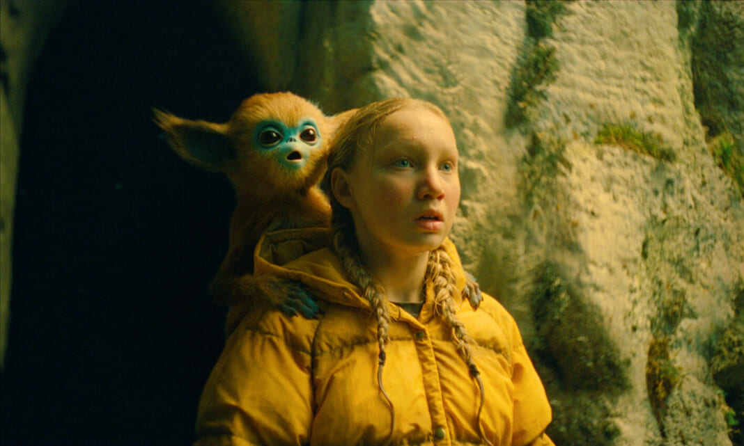 孤独を抱える少女ユーリの肩に乗る伝説の生き物オチの子 © 2024 KURKAMART LLC AND IPR.VC FUND II KY. ALL RIGHTS RESERVED.