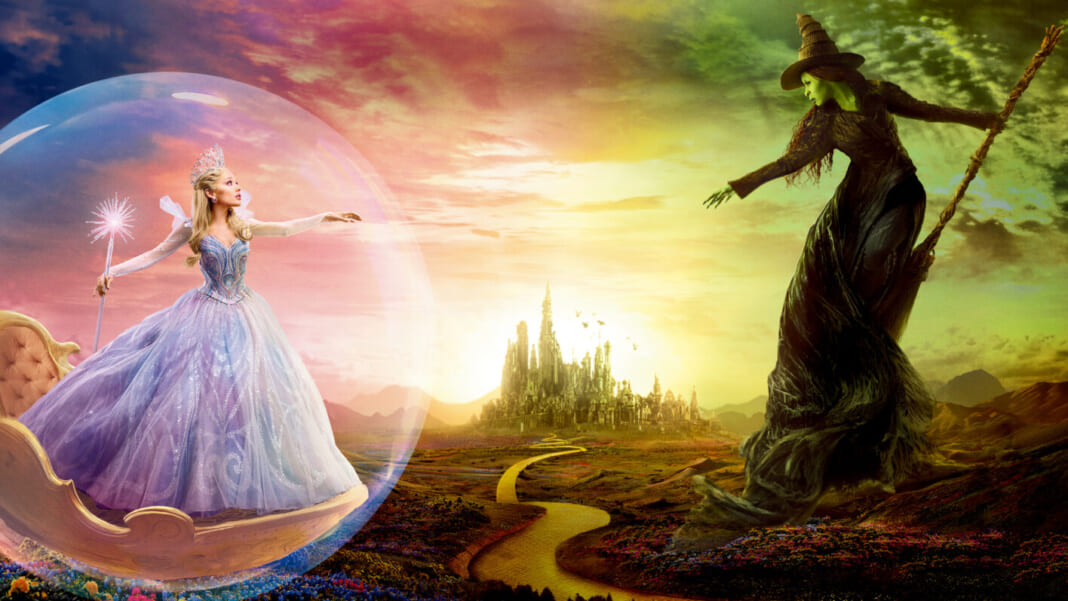 “善い魔女”グリンダを演じたアリアナ・グランデ（左）と“悪い魔女”エルファバ役のシンシア・エリヴォ©Universal Studios. All Rights Reserved.