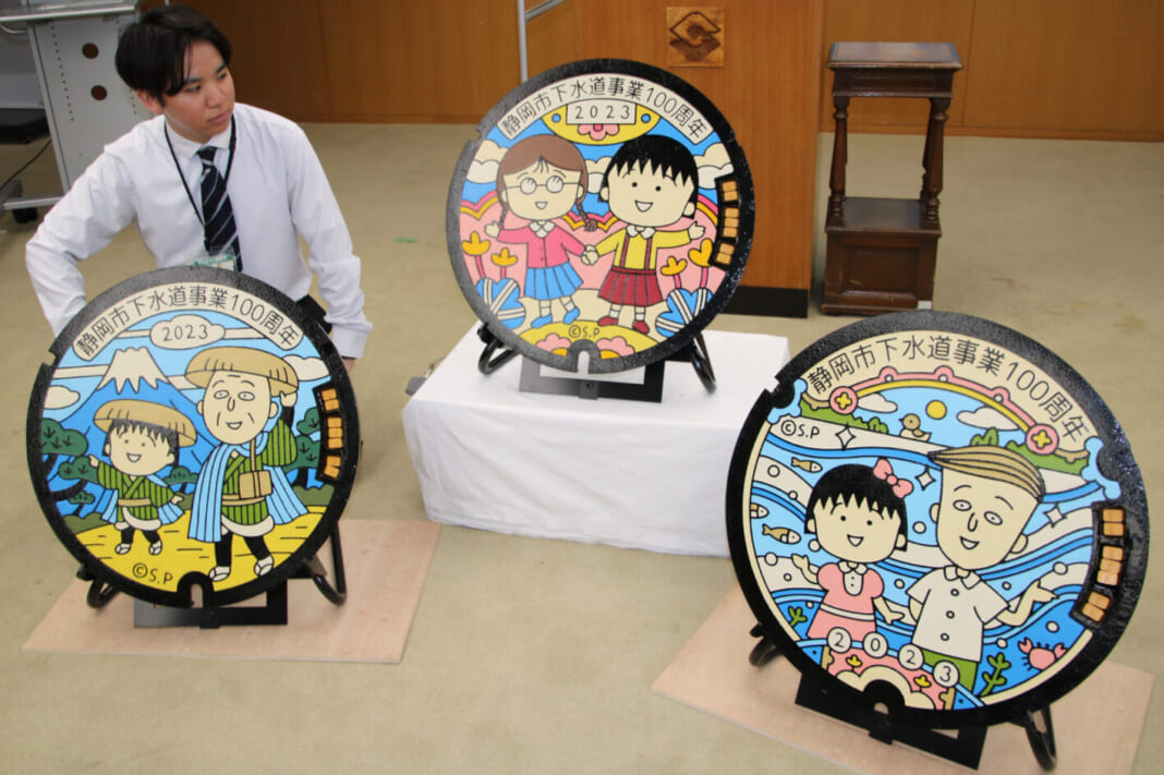 静岡市が2023年に下水道事業100周年を記念して製作した「ちびまる子ちゃん」のイラスト入りのマンホールのふた