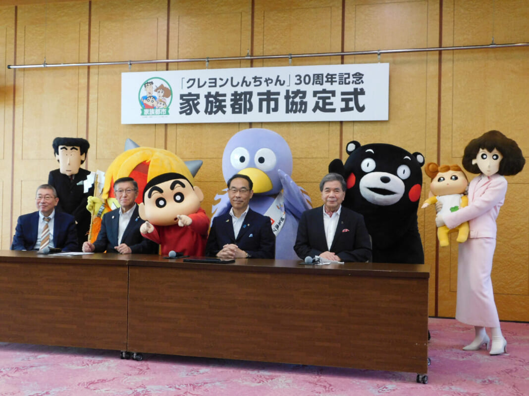 『クレヨンしんちゃん』にゆかりのある秋田、埼玉、熊本の３県は「家族都市」協定を結んだ（2022年７月）