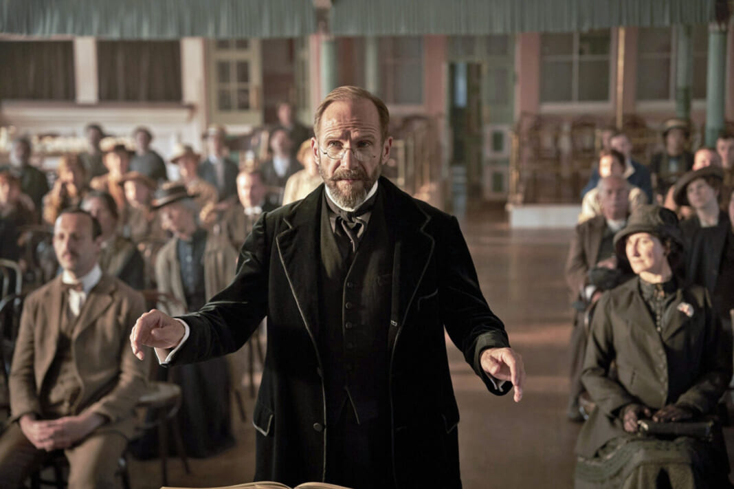 レイフ・ファインズ演じる合唱団指揮者のヘンリー・ガスリー©GERONTIUS PRODUCTIONS LIMITED 2025