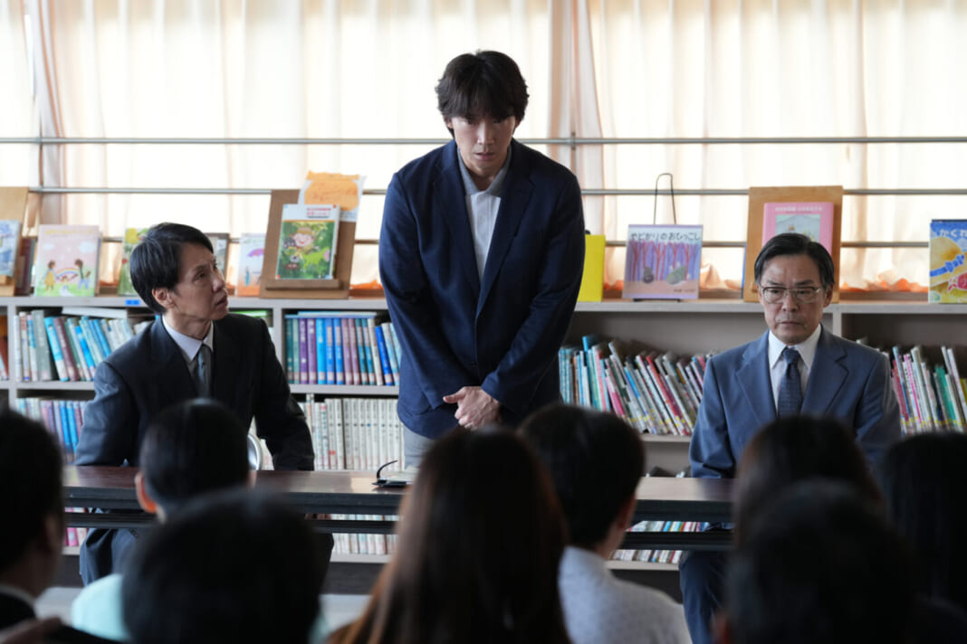 薮下(綾野剛、中央)は学校側から言われるがままに「謝罪」する ©2025「でっちあげ」製作委員会 薮下(綾野剛、中央)は学校側から言われるがままに「謝罪」する ©2025「でっちあげ」製作委員会