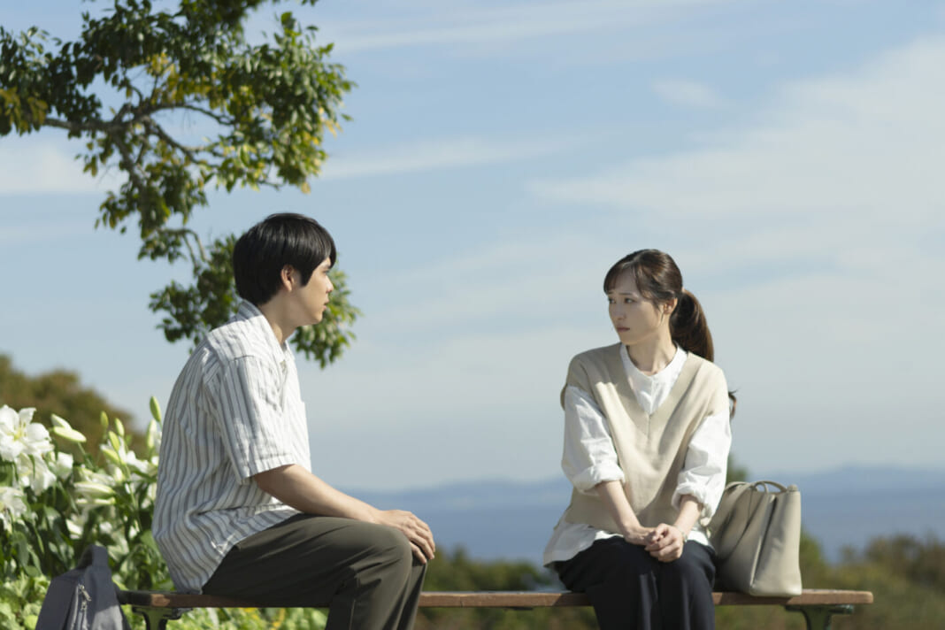 次第に距離を縮める涼（左、細田佳央太）と百合（福原遥）（C）2026「あの星が降る丘で、君とまた出会いたい。」製作委員会