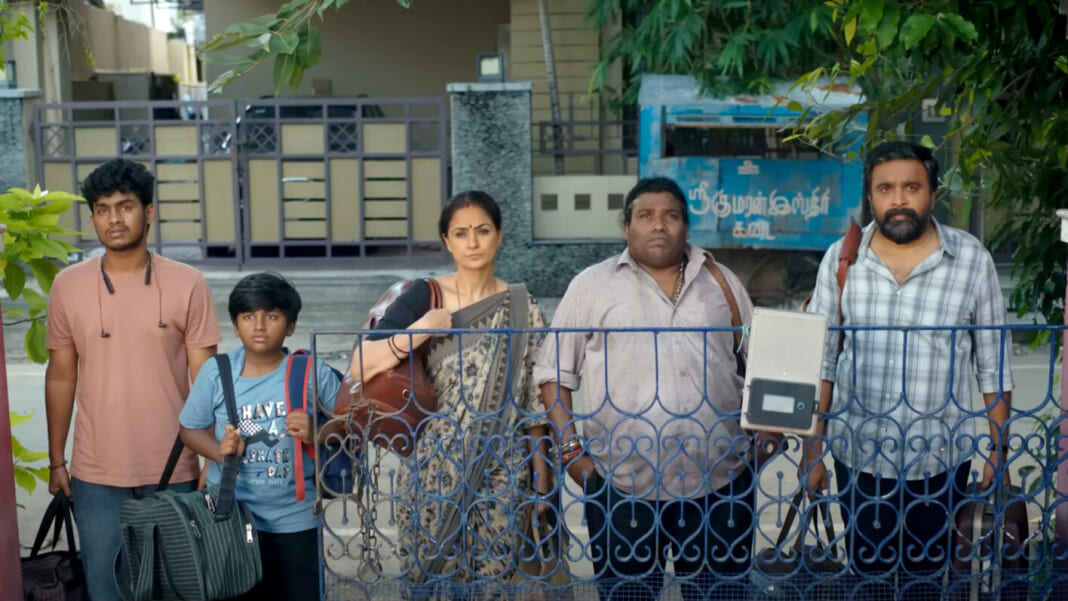 インドへ密入国した一家。右からダース（シャシクマール）、義兄プラカーシュ（ヨーギ・バーブ）、妻ワサンティ（シムラン）、次男ムッリ（カマレーシュ・ジャガン）、長男ニドゥ（ミドゥン・ジェイ・シャンカル）©Million Dollar Studios　©MRP Entertainment