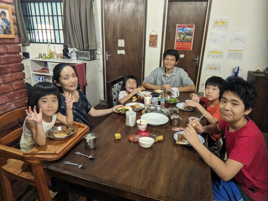 週に１回行われる、朝食の時の家族会議（右から３人目が筆者）