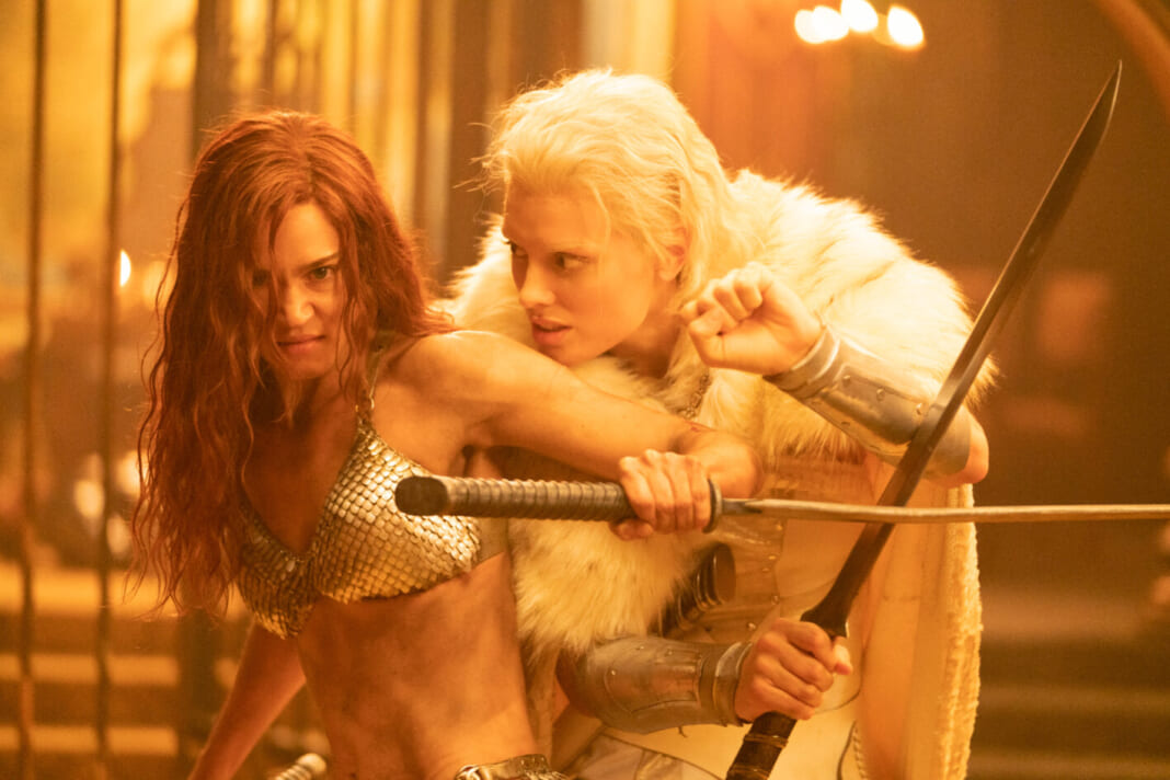 ソニア（マチルダ・ルッツ、左）と冷酷な元戦士アニシア（ウォーリス・デイ）©2024 RED SONJA PRODUCTIONS, INC. ALL RIGHTS RESERVED.