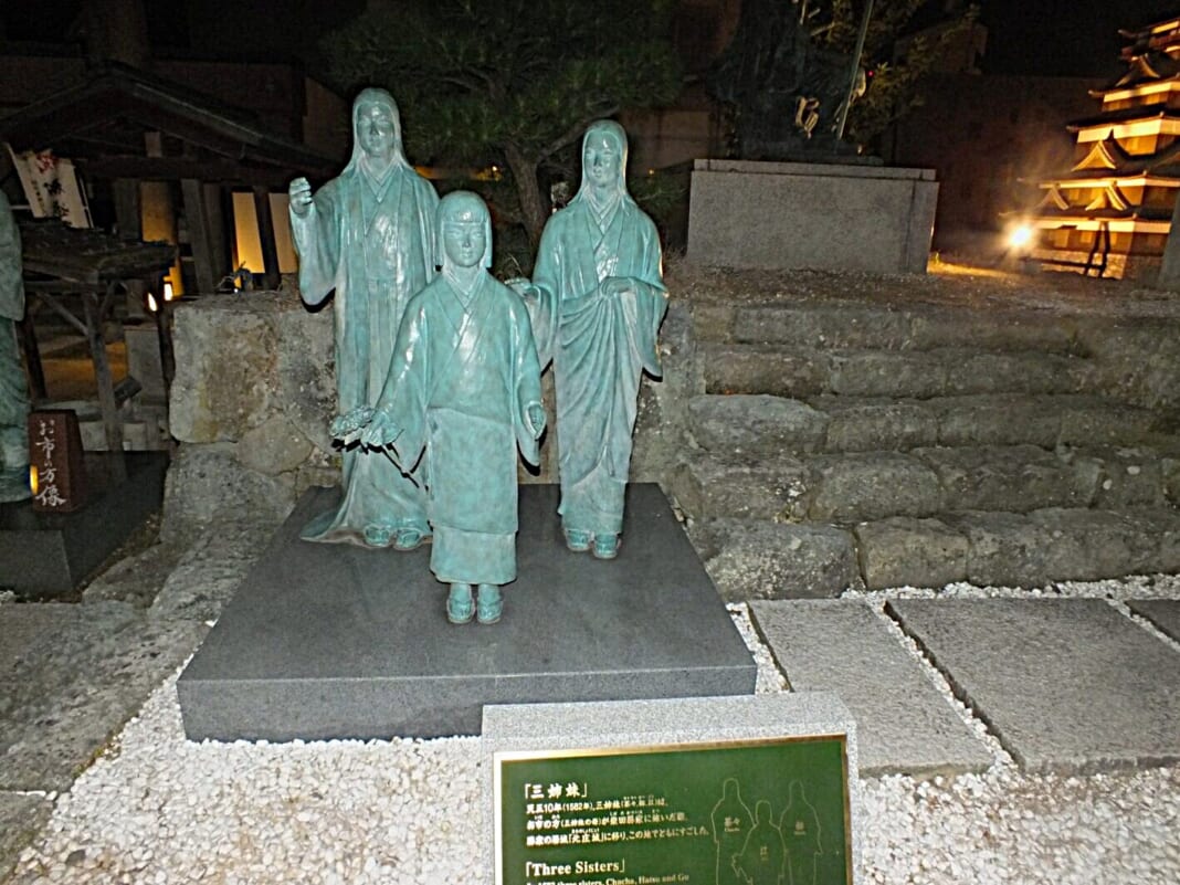 後年、母・市と北の庄城で別れた浅井長政の三姉妹。左から長女茶々（のちの淀君、秀吉の側室）、三女お江（徳川秀忠正室）、二女お初（京極高次正室）