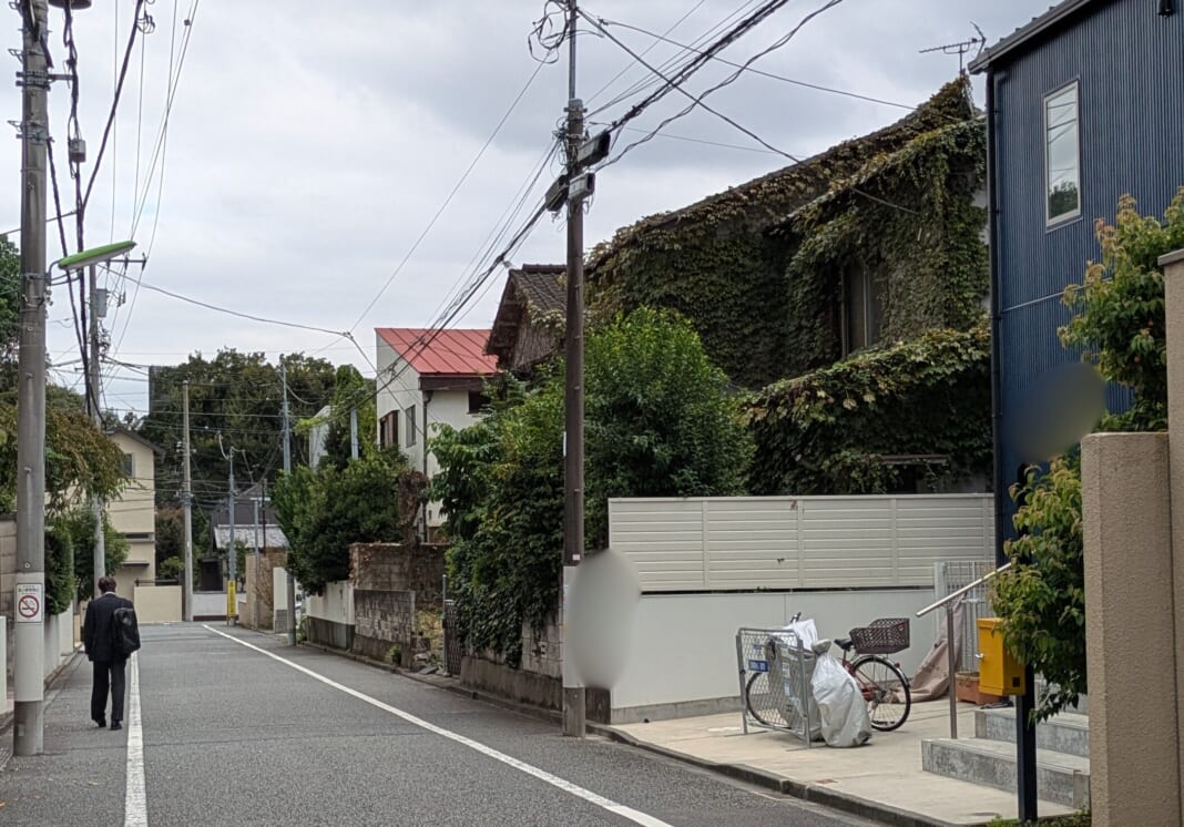 世田谷区の閑静な住宅街。寂れた空き家と真新しい住宅が隣接している（画像は一部加工しています）＝10月7日（辻本奈緒子撮影）