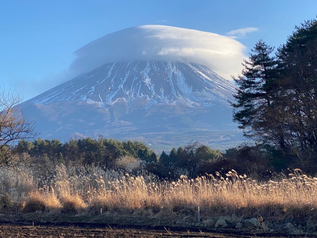 富士山頭上の笠雲が三段重ねの円盤状に大きく膨らんでいた