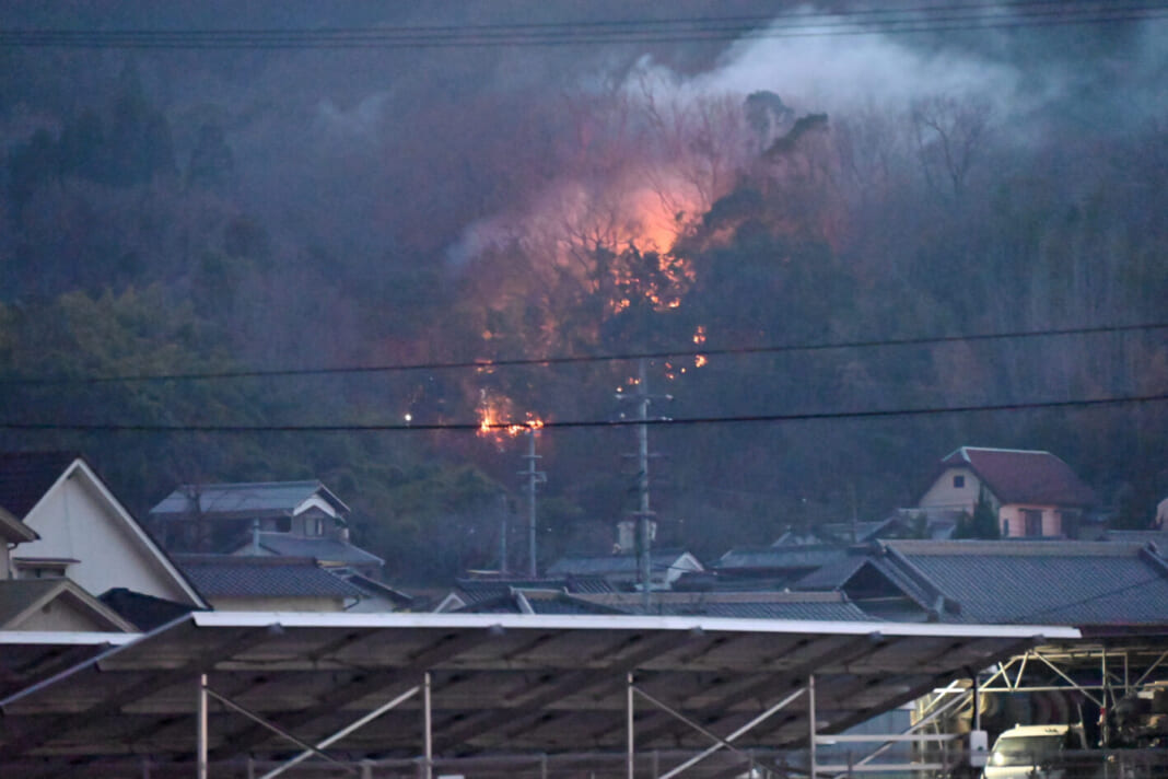 火の手が上がる岡山市内の山林＝３月26日午後、同市南区