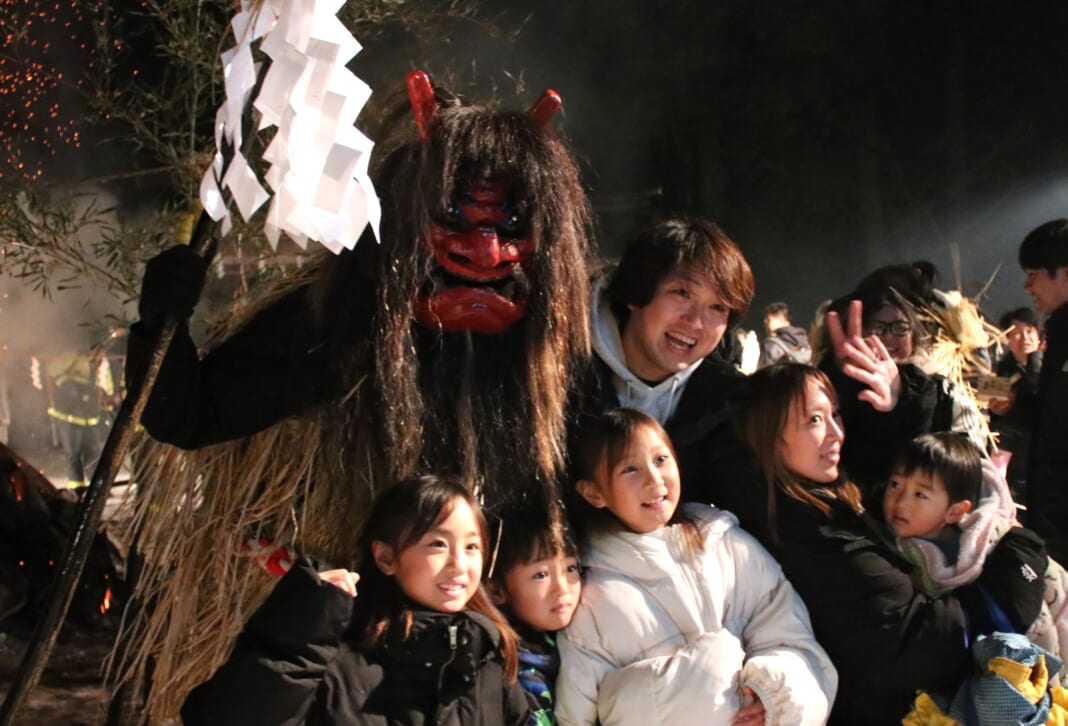 明るい表情で写真に収まる観客