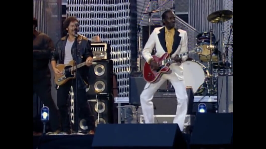 ブルース・スプリングスティーン（左）と共演するチャック・ベリー©2020 CB, Doc. LLC.