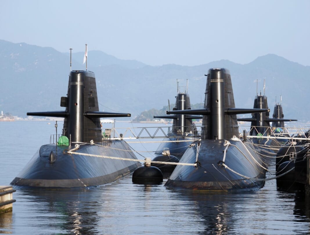 広島県呉市の港に停泊する潜水艦隊