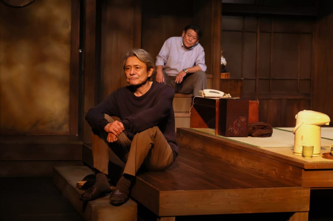 長男・元司（左、升毅）と三男・政夫（おかやまはじめ）（撮影：宮川舞子）