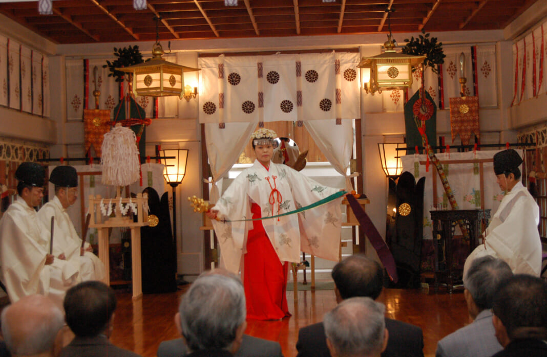神楽「浦安の舞」を舞う巫女＝沖縄県那覇市の沖縄県護国神社（豊田剛撮影）