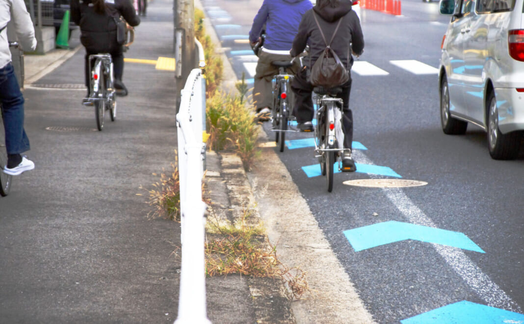 車道と歩道を通行する自転車のイメージ